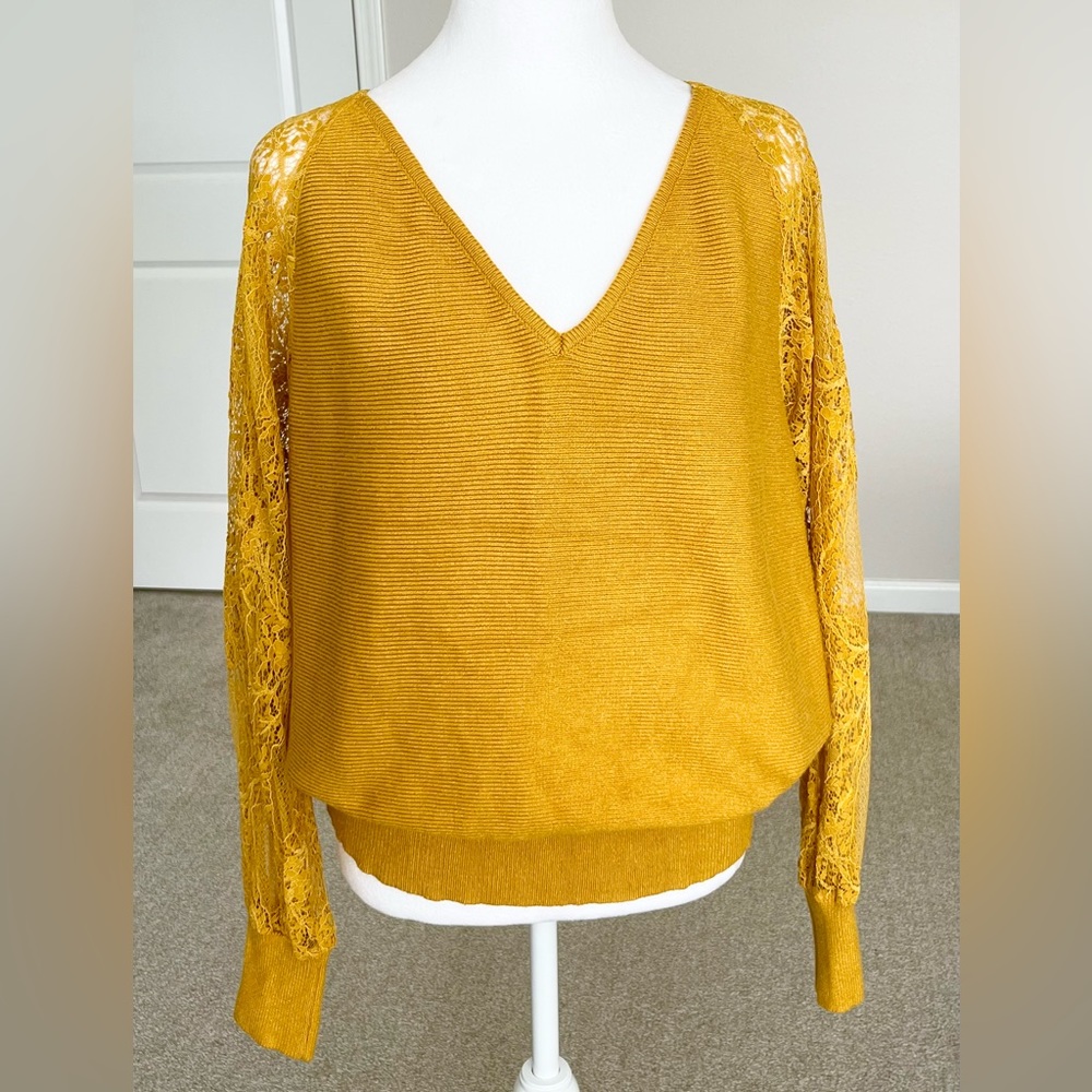 EUC Merokeety Gold Color VNeck Womans Sweater with Lace Sleeves. Size XL